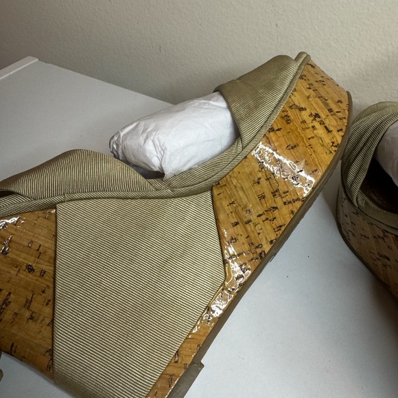 BCBG Heels Wedges Thick Straps Tan Size 10 - Picture 14 of 16